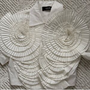 Akira blouse like new